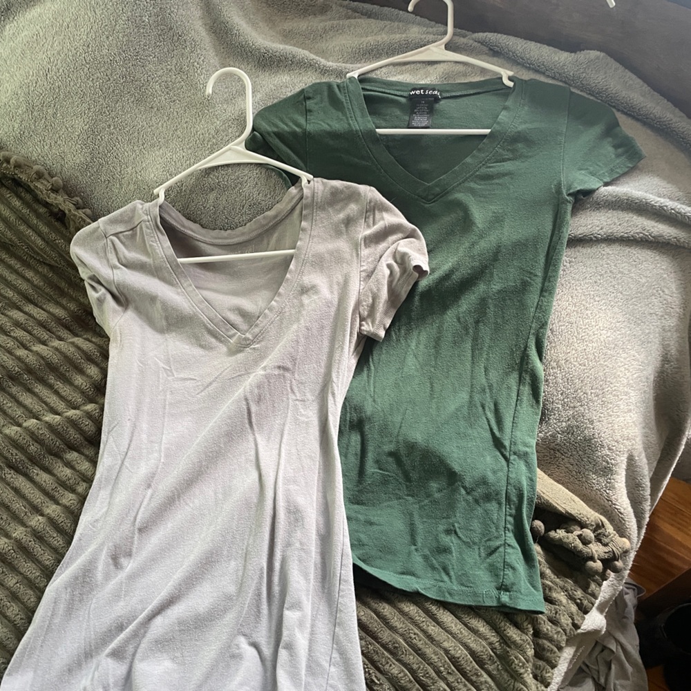 Bundle of vneck tshirts. Green and grey.